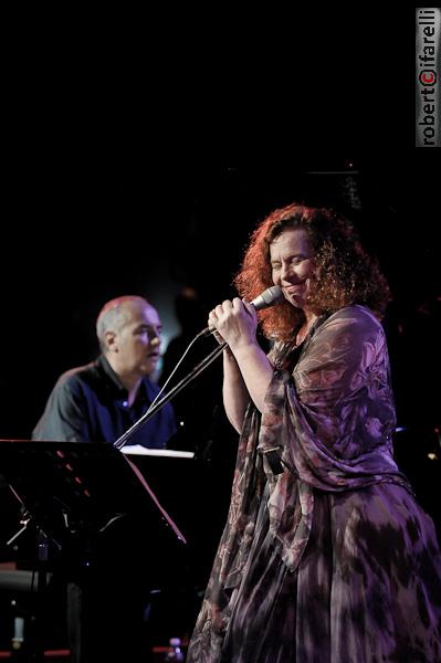 Sarah Jane Morris e Danilo Reaa