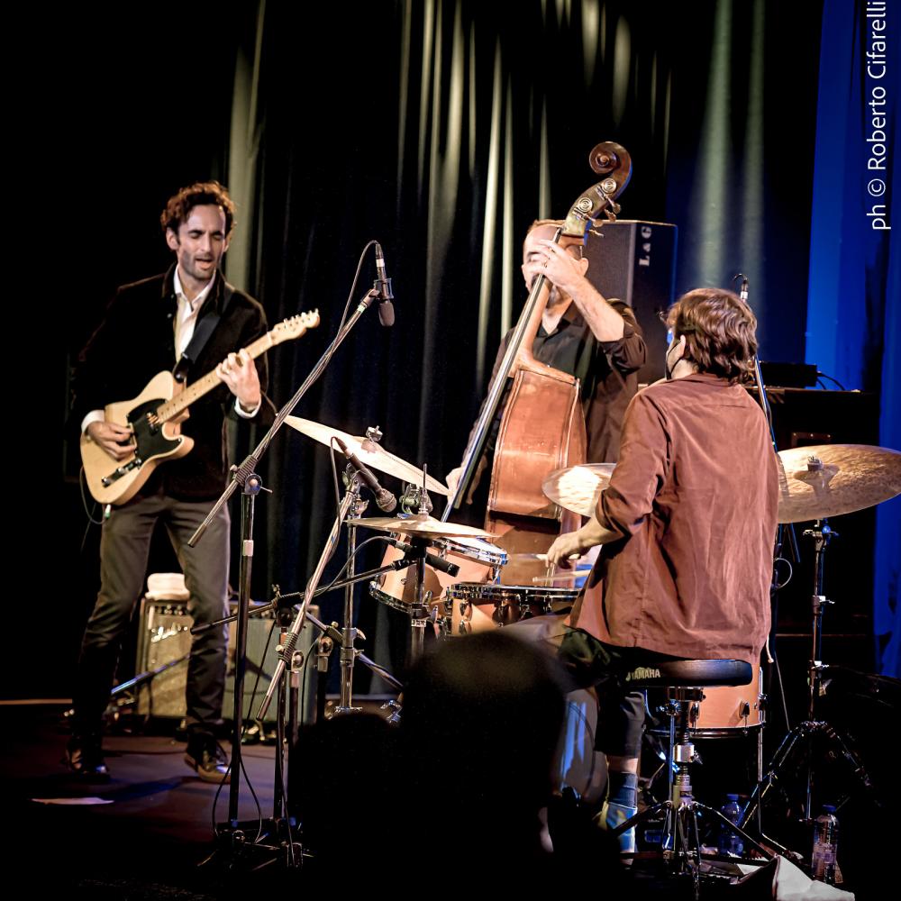 Julian Lage chitarra--Jorge Roeder basso--Eric Doob batteria